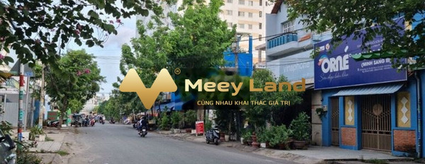 Hướng Đông Bắc, bán nhà có diện tích chung là 126m2 nằm ở Nguyễn Thị Sóc, Hóc Môn bán ngay với giá cực sốc 9.3 tỷ nhà có tổng cộng 6 PN, 6 WC-02
