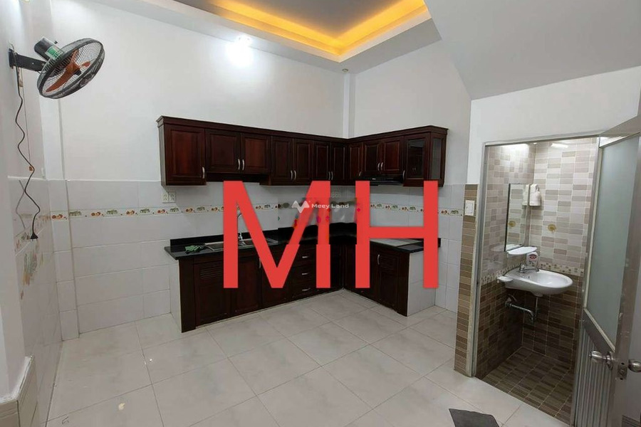 Vị trí thuận lợi ngay ở Bình Hưng Hòa, Bình Tân cho thuê nhà giá thuê cực tốt 8 triệu/tháng, trong căn này thì có 2 PN, 2 WC-01