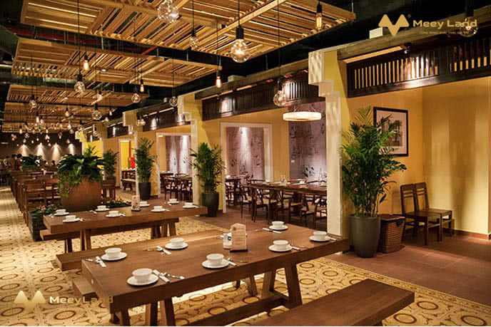 Cho thuê nhà hàng 3 tầng mặt phố Quảng Khánh, Tây Hồ, Hà Nội. Diện tích 180m2