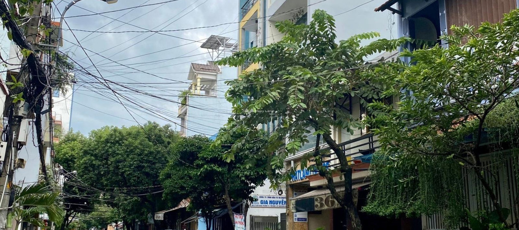 Cho thuê nhà nguyên căn mặt tiền đường Lê Văn Huân, đối diện Etown DT 5x16m, nhà 3 tầng 5PN mới 