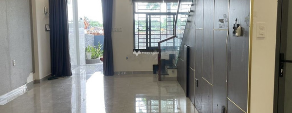 Cho thuê nhà với diện tích tiêu chuẩn 125m2 vị trí nằm tại Thủ Đức, Hồ Chí Minh giá thuê liền từ 18 triệu/tháng, trong nhà này thì có 3 PN, 4 WC-03