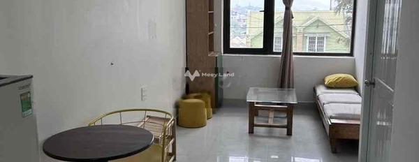 Cho thuê căn hộ vị trí thuận tiện Đà Lạt, Lâm Đồng giá thuê mua liền 5.5 triệu/tháng, hướng Đông, trong căn hộ này gồm 2 PN, 1 WC lh tư vấn thêm-03