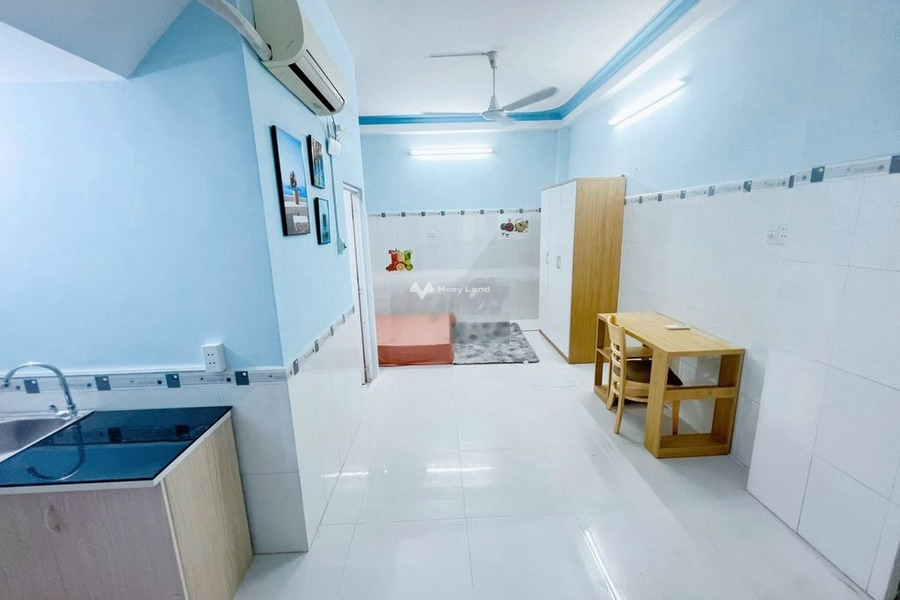 Cho thuê căn hộ Nằm ngay trên Phường 6, Tân Bình thuê ngay với giá siêu ưu đãi từ 4.8 triệu/tháng, trong căn hộ bao gồm 1 phòng ngủ, 1 WC vào ở ngay-01