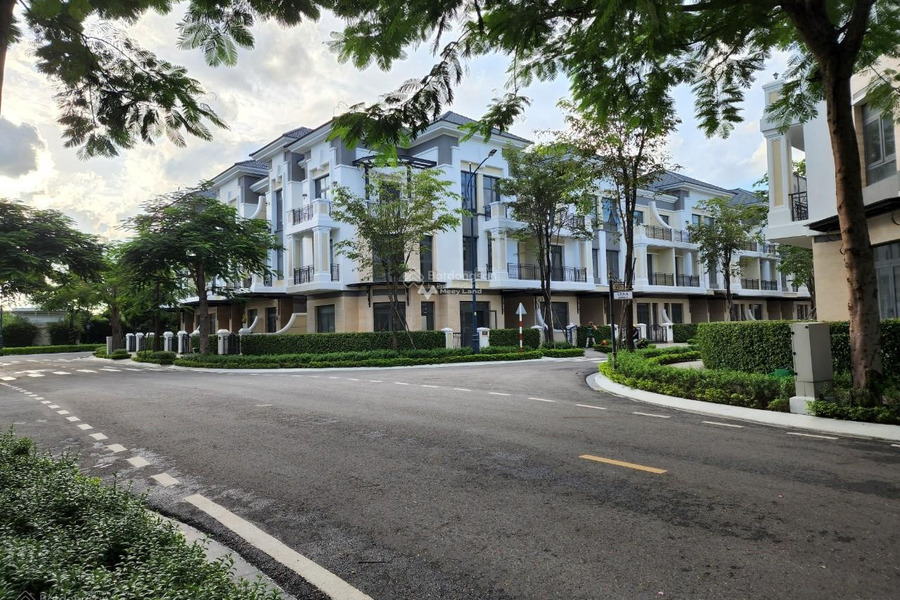 Trong nhà có tổng 4 phòng ngủ, bán biệt thự, bán ngay với giá đặc biệt từ 13.9 tỷ diện tích rộng là 108m2 vị trí thuận lợi nằm ở Phú Hữu, Hồ Chí Minh-01