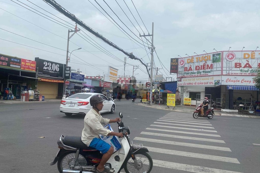 Nhà gồm 2 phòng ngủ bán nhà ở diện tích rộng 196m2 bán ngay với giá khởi điểm từ 15 tỷ vị trí đẹp Hóc Môn, Hồ Chí Minh-01