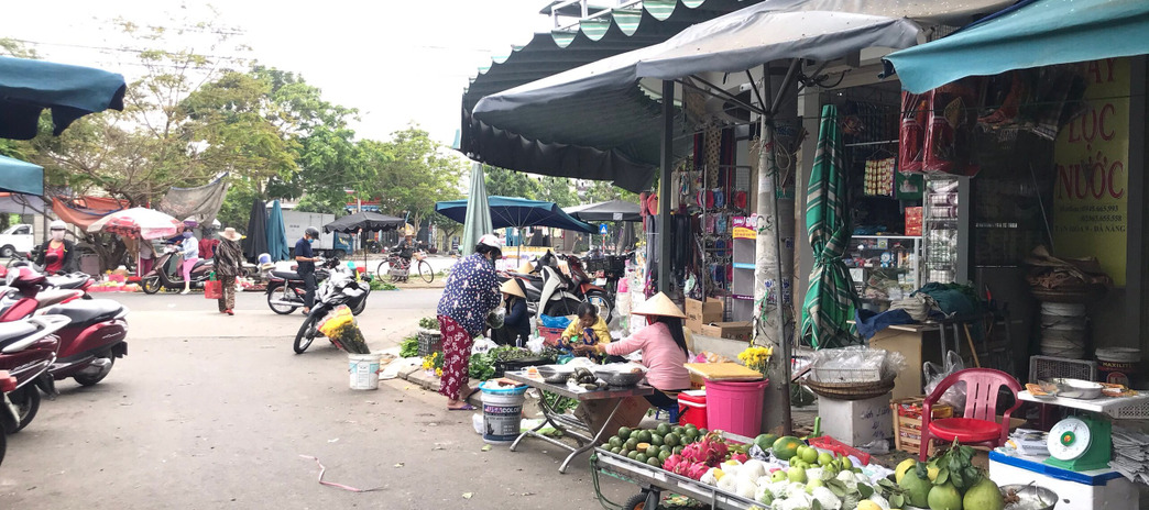 Tôi có vài lô đất mặt tiền chợ đang buôn bán sầm uất cần bán giá rẻ