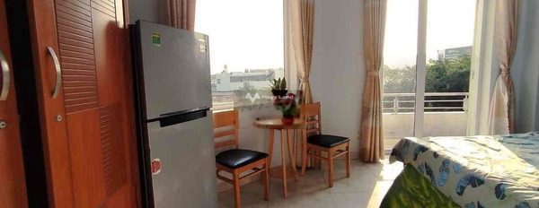 Căn hộ nhìn chung bao gồm 1 PN, cho thuê căn hộ vị trí mặt tiền ngay trên Phường 15, Tân Bình, 1 WC hẻm rộng-03