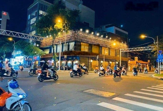 Cho thuê nhà MP Mỹ Đình mặt tiền 12m, diện tích 180m2, giá thuê 70tr/tháng 