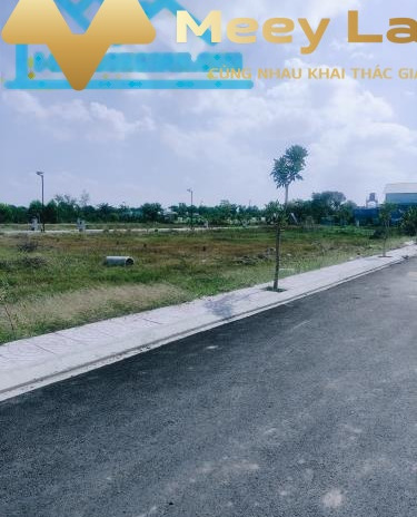 Bán mảnh đất, 96m2, vị trí thuận lợi ở Hoàng Phan Thái, Bình Chánh