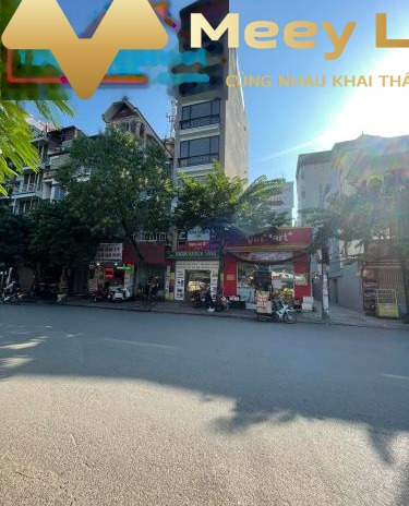 Với chiều ngang đường 6 mét vị trí mặt tiền tọa lạc trên Đức Thắng, Hà Nội bán nhà bán ngay với giá khủng 19.5 tỷ nhà có tổng 4 phòng ngủ