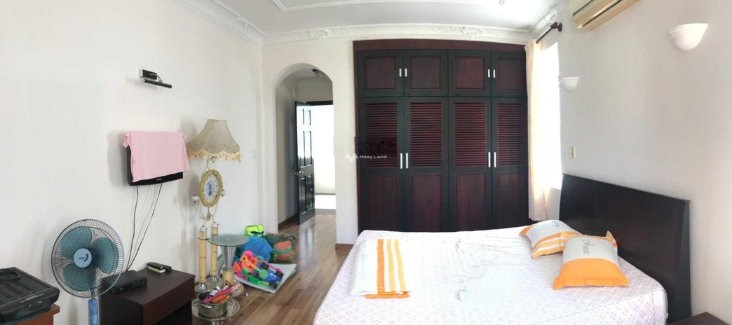 Có một diện tích sàn 180m2, bán biệt thự Nằm ngay trên Vĩnh Trường, Nha Trang, hướng Tây - Bắc, trong căn nhà này có 4 PN, 4 WC tiện ích bao phê