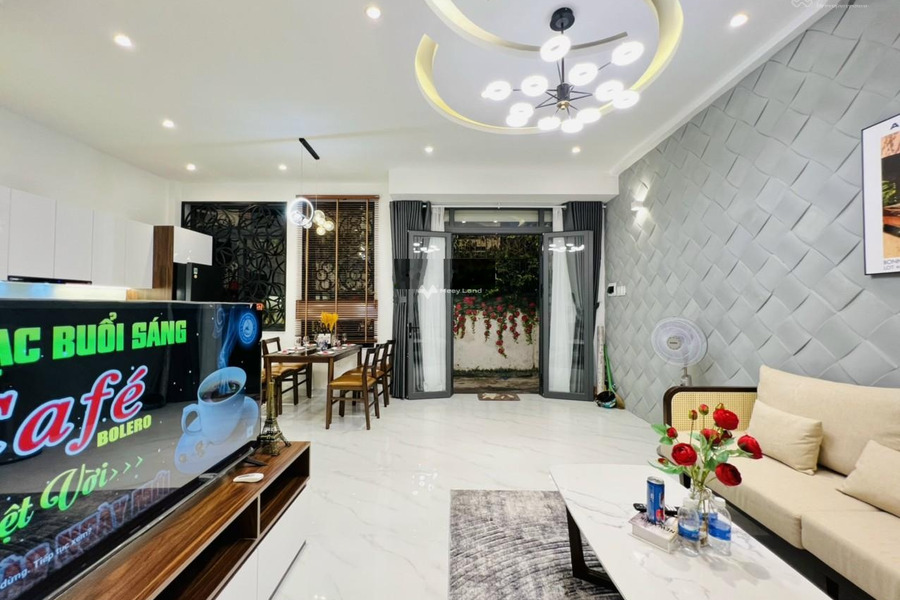 Ngôi nhà gồm có 4 phòng ngủ, bán nhà ở diện tích rộng 80m2 bán ngay với giá tốt bất ngờ chỉ 9.5 tỷ mặt tiền tọa lạc gần Nguyễn Xí, Bình Thạnh-01