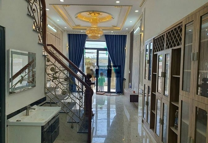 Bán nhà mặt tiền tọa lạc ngay Nguyễn Xí, Phường 26 bán ngay với giá mong muốn chỉ 960 triệu có diện tích gồm 120m2 trong căn này bao gồm 3 phòng ngủ