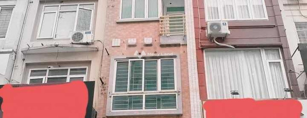 Cho thuê nhà vị trí đặt tọa lạc trên Hào Nam, Hà Nội, giá thuê bàn giao chỉ 16 triệu/tháng diện tích sàn là 35m2, căn này có 2 phòng ngủ-02