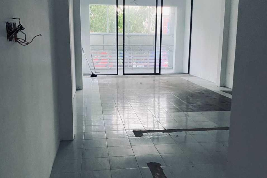 Cho thuê nhà 5 tầng có thang máy mặt tiền đường Nguyễn Văn Linh. LH: 0905 982 *** -01