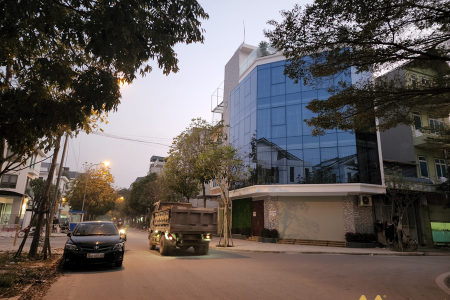 Bán tòa nhà văn phòng phố Vũ Đức Thận, cạnh chợ Việt Hưng-01