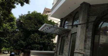 Cho thuê biệt thự mặt tiền tọa lạc ở Quảng An, Hà Nội, vào ở luôn giá đề cử từ 115 triệu/tháng có dt khoảng 750 m2, căn nhà có 4 PN, với lộ đi rộng 35...-03