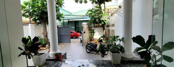 Diện tích là 238m2, bán biệt thự vị trí ngay ở Bình Thuận, Quận 7, trong căn này có 7 phòng ngủ, 6 WC vui lòng liên hệ để xem trực tiếp-03