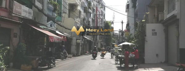 Vị trí mặt tiền tọa lạc ngay trên Quận Phú Nhuận, Hồ Chí Minh bán nhà giá bán đặc biệt chỉ 22 tỷ trong căn này gồm có 6 phòng ngủ 6 WC-03