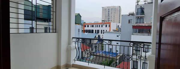 Nhà có 4 PN bán nhà ở có diện tích gồm 36m2 giá bán cực sốc 5.95 tỷ vị trí mặt tiền ở Dịch Vọng, Hà Nội, hướng Đông-02