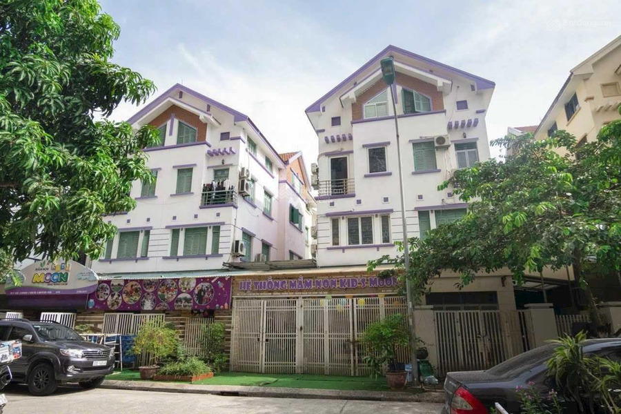 Bán biệt thự vị trí đặt ngay trên Long Biên, Hà Nội bán ngay với giá khởi điểm từ 31 tỷ Diện tích đất 200m2, trong nhà này thì gồm 6 phòng ngủ-01