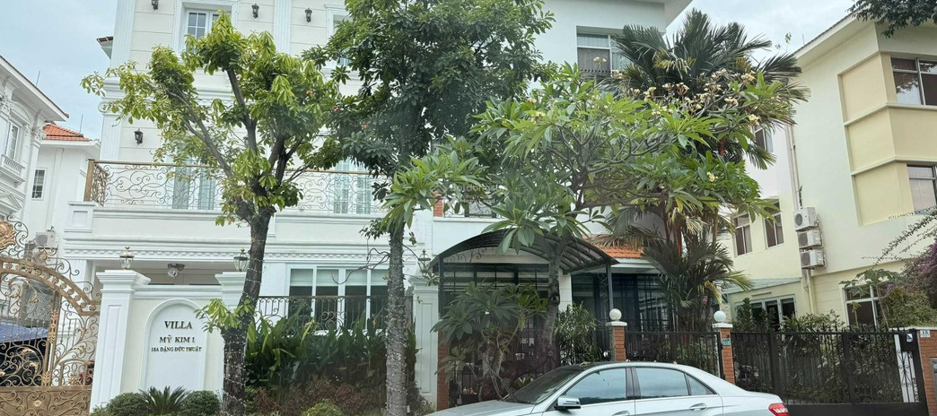 Diện tích gồm 220m2, bán biệt thự vị trí mặt tiền tọa lạc ngay ở Quận 7, Hồ Chí Minh, trong nhà có tổng 5 PN, 5 WC liên hệ ngay để được tư vấn