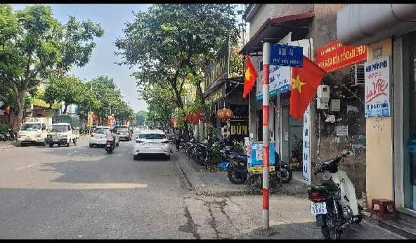 Cần bán nhà mặt phố quận Long Biên
