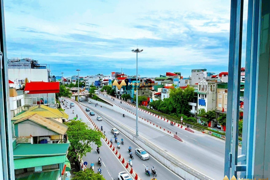 Mặt tiền nằm ngay tại Quận Hoàn Kiếm, Hà Nội bán nhà giá siêu mềm từ 23.8 tỷ có diện tích 35m2 trong nhà tổng quan có 8 phòng ngủ vui lòng liên hệ để ...-01