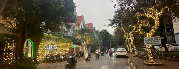 Mặt tiền tọa lạc trên Nguyễn Khuyến, Văn Quán, bán biệt thự, bán ngay với giá tốt 23.6 tỷ có diện tích gồm 98m2, căn nhà có 5 PN gặp để trao đổi-03