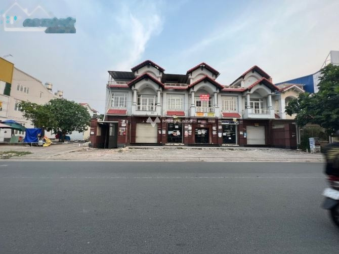Với đường đi ngang 22 mét vị trí nằm ở Song Hành, Hồ Chí Minh bán nhà giá bán cực kì tốt chỉ 180 tỷ trong căn này thì có 8 phòng ngủ-01