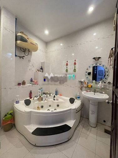 Cho thuê nhà diện tích 180m2 nằm tại Tân Bình, Hồ Chí Minh thuê ngay với giá hữu nghị chỉ 39 triệu/tháng, tổng quan nhà thì gồm có 5 phòng ngủ, 4 WC-01