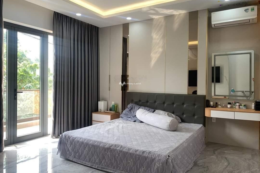 Nhà có tổng cộng 4 phòng ngủ bán nhà bán ngay với giá rẻ bất ngờ chỉ 12 tỷ có diện tích chung là 135m2 vị trí đặt ở trung tâm Nguyễn Thị Thập, Quận 7-01