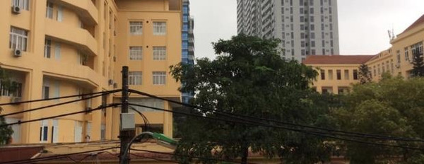 Bán biệt thự diện tích như sau 100 m2 nằm ngay Hoàng Quốc Việt, Hà Nội giá bán cực mềm từ 13.5 tỷ, ngôi nhà gồm có 5 phòng ngủ, với đường 4 mét-02