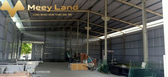 Hot cho thuê kho bãi với dt khoảng 550 m2 khu vực mặt tiền 20 mét vị trí nằm tại Vân Nội, Hà Nội giá thuê êm 25 triệu/tháng chiều ngang đường rộng 20 ...