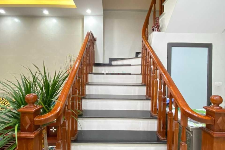 Hướng Đông - Nam, bán nhà diện tích rộng 50m2 vị trí đẹp ở Việt Hưng, Long Biên bán ngay với giá siêu ưu đãi 5.5 tỷ trong nhà này thì có 4 PN, 2 WC-01