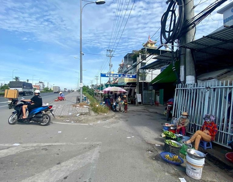 Vị trí đặt tọa lạc tại Lê Hồng Phong, Trà Nóc bán nhà bán ngay với giá tốt nhất 2.5 tỷ trong căn nhà này gồm 10 phòng ngủ 6 WC-01