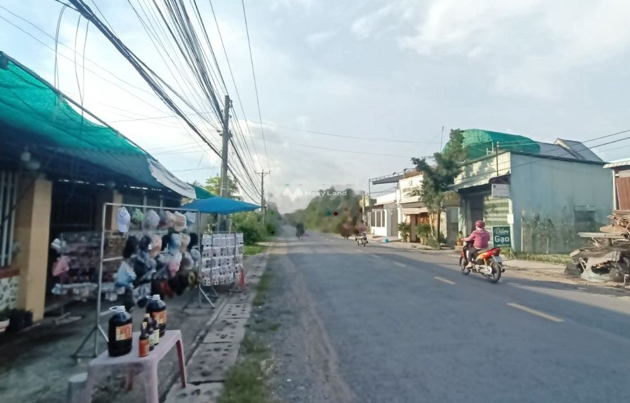 Bán nhà gần Tân Phước, Tiền Giang bán ngay với giá bất ngờ chỉ 3.2 tỷ diện tích chuẩn 6422m2, hướng Đông nhìn chung gồm có 1 phòng ngủ-01