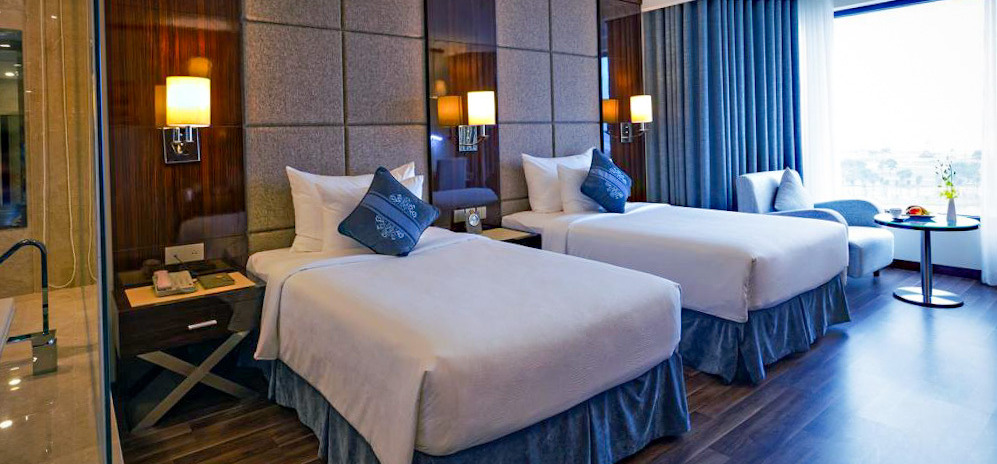 Bán gấp khách sạn 100 phòng đường Hùng Vương khu phố Tây Nha Trang