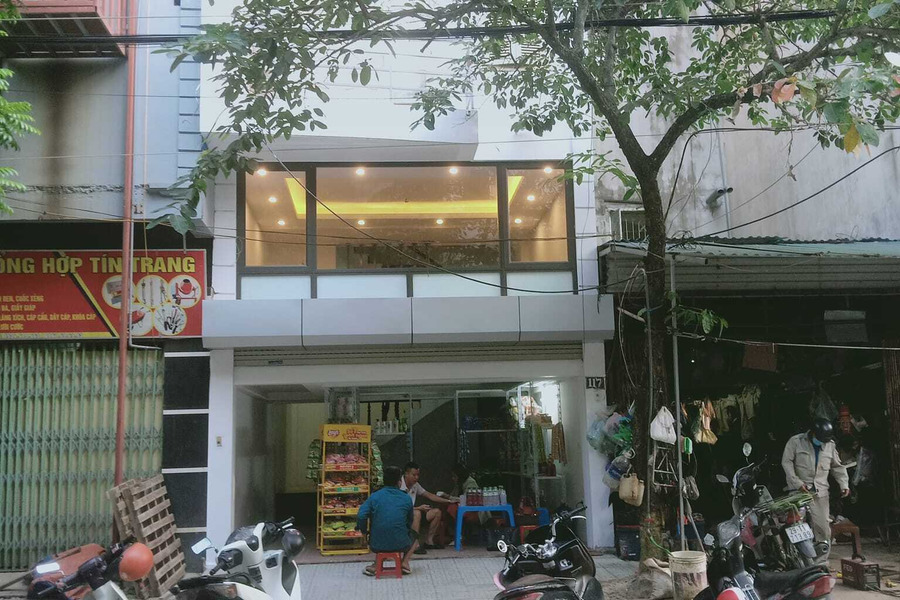 Nhà Quang Trung kinh doanh đông vui như chợ - khu vực sống về đêm của Hà Đông - vỉa hè đá bóng-01