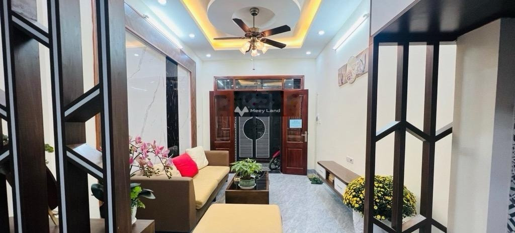 Nhà gồm 3 phòng ngủ bán nhà ở diện tích rộng 30m2 bán ngay với giá khởi điểm từ 3.5 tỷ vị trí đặt ngay tại Lĩnh Nam, Lĩnh Nam, hướng Đông - Bắc