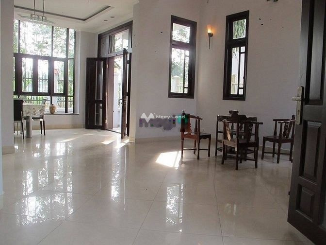 Diện tích chuẩn là 200m2, cho thuê nhà ở vị trí mặt tiền nằm ở Song Hành, An Phú, căn nhà bao gồm 5 phòng ngủ, 5 WC có chỗ để xe-01