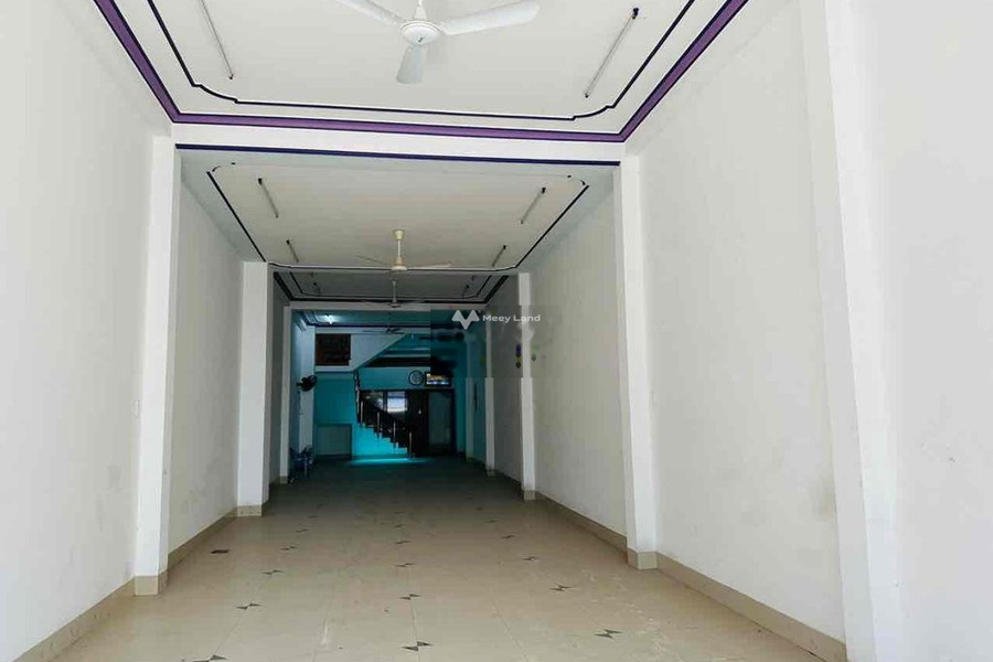 Cho thuê nhà có một diện tích 150m2 Bên trong Vĩnh Nguyên, Khánh Hòa thuê ngay với giá ngạc nhiên chỉ 25 triệu/tháng, trong nhà tổng quan gồm có 6 PN-01