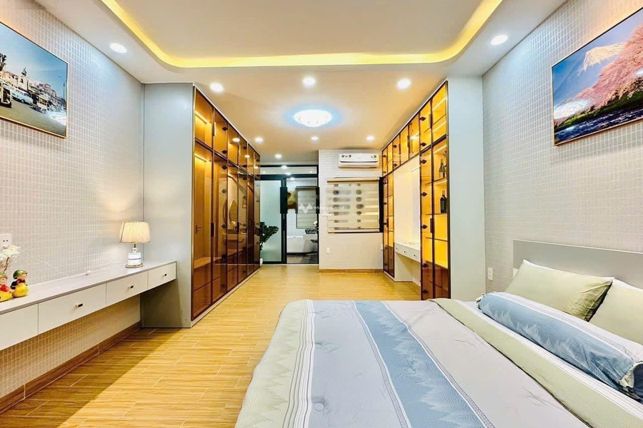 Tổng quan ở trong nhà có 8 phòng ngủ bán nhà có diện tích chung 10276m2 vị trí cực kì thuận lợi ngay tại Phổ Quang, Phường 2-01