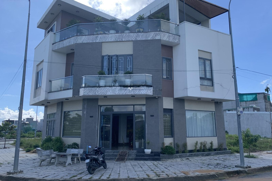 Nhà tổng quan gồm 3 phòng ngủ, bán nhà ở diện tích khoảng 100m2 giá bán chính chủ 8 tỷ mặt tiền tọa lạc ngay ở Nhơn Trạch, Đồng Nai-01