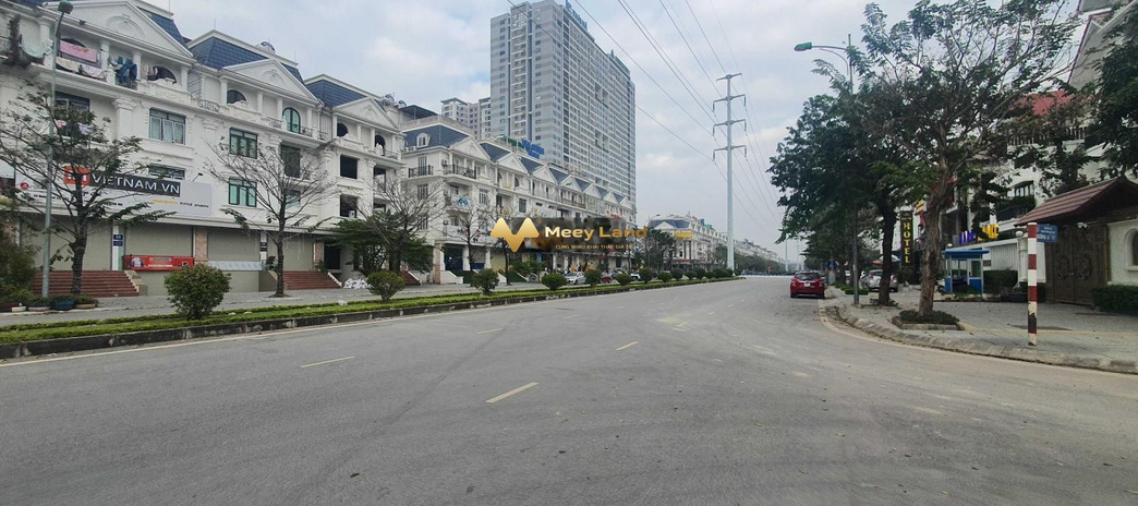 Gia đình đang cần vốn bán liền kề vị trí nằm trên Đường Phạm Văn Đồng, Hà Nội bán ngay với giá tốt nhất 65 tỷ diện tích cụ thể 280m2, hướng Đông Nam t...
