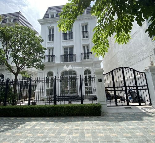 Cho thuê biệt thự vị trí đẹp ngay Xuân La, Hà Nội giá thuê mua ngay 125 triệu/tháng có diện tích tổng 230m2, nhìn chung bao gồm 4 phòng ngủ