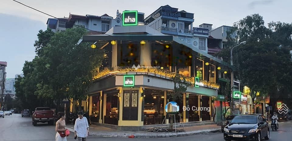 Bán nhà bán ngay với giá 255 tỷ có diện tích rộng 400m2 vị trí thuận lợi nằm trên Trấn Vũ, Hà Nội