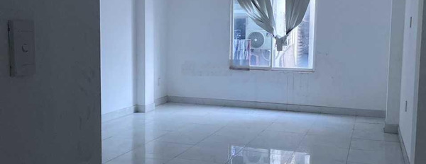 Cho thuê nhà 5 tầng có thang máy mặt tiền đường Nguyễn Văn Linh. LH: 0905 982 *** -02
