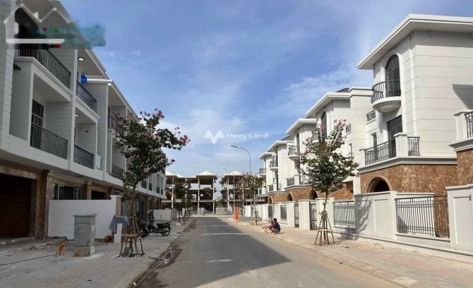 Bán liền kề vị trí đặt tại trung tâm Bửu Long, Biên Hòa giá bán cực sốc từ 10.5 tỷ có diện tích tiêu chuẩn 200m2, căn nhà gồm có tất cả 4 phòng ngủ-01