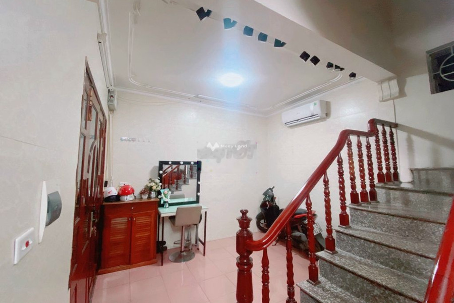 Cho thuê nhà vị trí mặt tiền gần Trần Cung, Hà Nội, giá thuê khuyến mãi 12 triệu/tháng diện tích rộng là 40m2, trong nhà tổng quan bao gồm 4 phòng ngủ-01